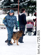 Кинолог с собакой на культурно-массовом мероприятии (2006 год). Редакционное фото, фотограф Сайганов Александр / Фотобанк Лори