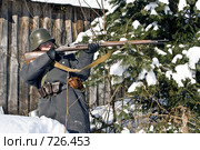 Советско-Финская война 1939-1940: финский солдат в форме 4го егерского батальона целится из трехлинейной винтовки. Стоковое фото, фотограф Дмитрий Черевко / Фотобанк Лори