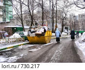 Москва. Городской пейзаж. Контейнер с мусором на Байкальской улице, район Гольяново (2009 год). Редакционное фото, фотограф lana1501 / Фотобанк Лори