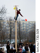Масленица. Парень на столбе (2006 год). Редакционное фото, фотограф Юлия Сайганова / Фотобанк Лори