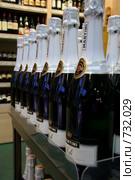 Бутылки martini asti выставленные в магазине (2006 год). Редакционное фото, фотограф Светлана Архи / Фотобанк Лори