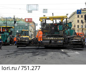 Укладка асфальта на Невском проспекте в Санкт-Петербурге (2008 год). Редакционное фото, фотограф Светлана Кудрина / Фотобанк Лори