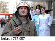 Пожарный и медперсонал наблюдают за ходом учений (2007 год). Редакционное фото, фотограф Виктор Филиппович Погонцев / Фотобанк Лори