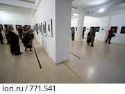 Посетители фотовыставки "Несвоевременное искусство" в галерее TXT (2005 год). Редакционное фото, фотограф Сайганов Александр / Фотобанк Лори