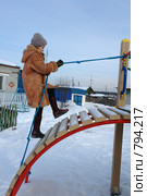 Девочка по канату залезает на горку. Стоковое фото, фотограф Александр Тараканов / Фотобанк Лори