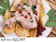 Ножка кролика, тушенная в сметане, брусника и картофель-фри на гарнир, крупный план. Стоковое фото, фотограф Елена А / Фотобанк Лори