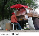 Уличная торговля бочковым квасом (2008 год). Редакционное фото, фотограф Александр Подшивалов / Фотобанк Лори