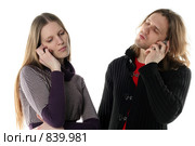 Юноша и девушка разговаривают по телефону. Стоковое фото, фотограф Наталья Белотелова / Фотобанк Лори