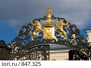 Герб на воротах Шереметевского дворца. Санкт-Петербург (2009 год). Редакционное фото, фотограф Александр Щепин / Фотобанк Лори