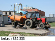 Заправка поливальной машины водой (2009 год). Редакционное фото, фотограф Игорь Веснинов / Фотобанк Лори