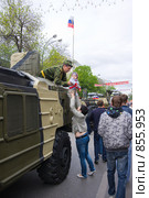 Ребенка сажают на боевую машину, чтобы сфотографировать. Парад в День Победы. Ростов-на-Дону. (2009 год). Редакционное фото, фотограф Иван Сазыкин / Фотобанк Лори