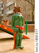 Сказочная детская площадка. Деревянная фигура лешего (2009 год). Редакционное фото, фотограф Олег Тыщенко / Фотобанк Лори