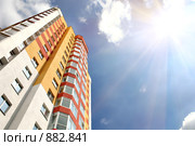 Жилой дом на фоне неба и яркого солнца. Стоковое фото, фотограф Вадим Пономаренко / Фотобанк Лори