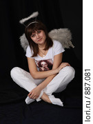 Девушка-ангел на черном фоне (2009 год). Редакционное фото, фотограф Евгений Батраков / Фотобанк Лори