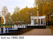 Дмитров. Осень в парке "Березовая роща" (2008 год). Редакционное фото, фотограф Julia Nelson / Фотобанк Лори