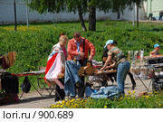 Сергиев Пасад. Уличная торговля сувенирами у стен монастыря (2009 год). Редакционное фото, фотограф lana1501 / Фотобанк Лори