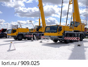 Автокраны "Liebherr"  LTM 1100-5.2 и LTM 1100-4.2 (2009 год). Редакционное фото, фотограф Журавлев Андрей / Фотобанк Лори