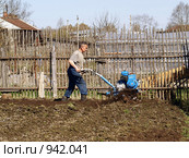 Мужчина культивирует землю мотоблоком (2009 год). Редакционное фото, фотограф Михаил Яковлев (ktynzq) / Фотобанк Лори