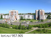 Городская улица с многоквартирными домами, Псков (2009 год). Стоковое фото, фотограф Полина Столбушинская / Фотобанк Лори
