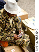 Уличный картежник. Улан - Батор. Монголия (2009 год). Редакционное фото, фотограф Александр Подшивалов / Фотобанк Лори