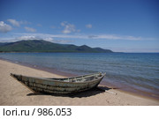 Лодка на берегу Байкала (2009 год). Стоковое фото, фотограф Валерий Митяшов / Фотобанк Лори
