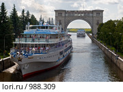Туристический теплоход в шлюзе (2009 год). Редакционное фото, фотограф Ирина Фирсова / Фотобанк Лори