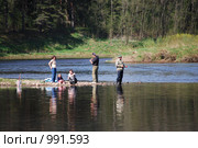 Семья на рыбалке на Волге (2009 год). Редакционное фото, фотограф Анастасия Некрасова / Фотобанк Лори