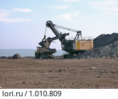 Погрузка урановой руды. Стоковое фото, фотограф Геннадий Соловьев / Фотобанк Лори