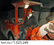 Шахтер на погрузо-доставочной машине в урановой шахте (2009 год). Редакционное фото, фотограф Геннадий Соловьев / Фотобанк Лори
