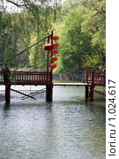 Китайские фонарики на деревянном мосту (2009 год). Стоковое фото, фотограф Estet / Фотобанк Лори