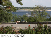 Мальчик-подросток загорает на верхней террасе набережной (2009 год). Редакционное фото, фотограф Андрей Ижаковский / Фотобанк Лори