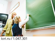Преподаватель дает совет ученику. Стоковое фото, фотограф Евгений Захаров / Фотобанк Лори