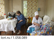 Социальный работник у пенсионера дома (2009 год). Редакционное фото, фотограф Дмитрий Неумоин / Фотобанк Лори