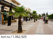 Торговая улица в Cala Millor, Mallorca (2009 год). Редакционное фото, фотограф Наталья Наточина / Фотобанк Лори