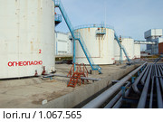 Нефтебаза. Резервуарный парк и трубопровод. Стоковое фото, фотограф Наталья Крупская / Фотобанк Лори