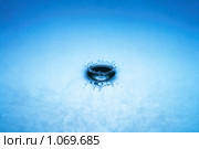Падение капли воды. Стоковое фото, фотограф Константин Тавров / Фотобанк Лори