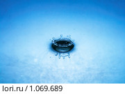 Падение капли воды. Стоковое фото, фотограф Константин Тавров / Фотобанк Лори