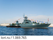 Военный корабль "Зеленодольск" на морском параде. Санкт-Петербург (2008 год). Редакционное фото, фотограф Александр Щепин / Фотобанк Лори