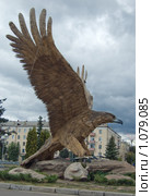 Орел. Городская скульптура. (2009 год). Редакционное фото, фотограф Юрий Жеребцов / Фотобанк Лори