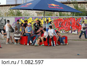Зрители на выставке граффити (2009 год). Редакционное фото, фотограф Григорий Евсеев / Фотобанк Лори