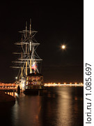 Парусник под луной на Неве. Петровская набережная, Петербург. (2009 год). Редакционное фото, фотограф Владимир Трифонов / Фотобанк Лори