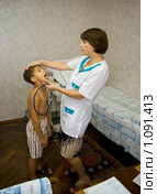 Врач осматривает мальчика (2009 год). Редакционное фото, фотограф Константин Бредников / Фотобанк Лори