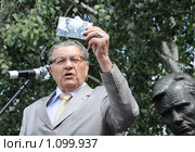 Артист Алексей Ванин показывает последнюю фотографию Василия Шукшина (2009 год). Редакционное фото, фотограф Free Wind / Фотобанк Лори