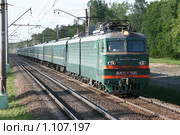 Грузовой электровоз постоянного тока ВЛ10у-595 с пассажирским поездом (2009 год). Редакционное фото, фотограф Юрий Акимов / Фотобанк Лори