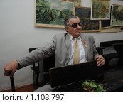 Артист Алексей Ванин за партой Василия Шукшина. с. Сростки (2009 год). Редакционное фото, фотограф Free Wind / Фотобанк Лори