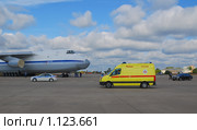 Реанимобиль МЧС Медицина катастроф и фрагмент самолета Ан-124 "Руслан" на авиасалоне МАКС-2009. Редакционное фото, фотограф Алёшина Оксана / Фотобанк Лори