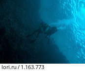 Два дайвера под водой в Голубой Дыре, Дахаб, Египет. Стоковое фото, фотограф Сергей Орлов / Фотобанк Лори