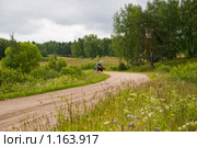 Трактор едет по проселочной дороге. Летний сельский пейзаж. Стоковое фото, фотограф Светлана Силецкая / Фотобанк Лори