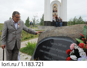 Киноактёр Алексей Ванин  на месте гибели артиста Михаила Евдокимова (2009 год). Редакционное фото, фотограф Free Wind / Фотобанк Лори