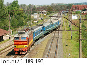 Фирменный поезд, въезжающий на станцию (2009 год). Редакционное фото, фотограф Дмитрий Яковлев / Фотобанк Лори